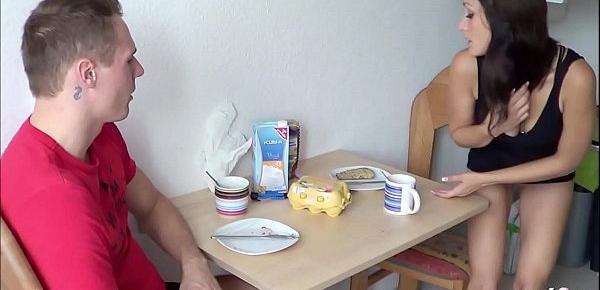 Amateur Anal Sex für deutsches Teen bei One Night Stand in Berlin mit fremden Typen - German Teen